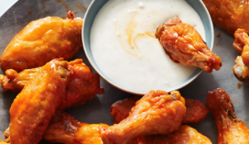Crispy wings with dipping sauce